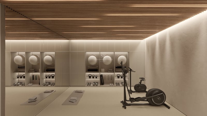 Modernes Fitnessstudio mit Holzlatten-Decke, Cardiogeräten, Yogamatten und organisierten Gewichten.