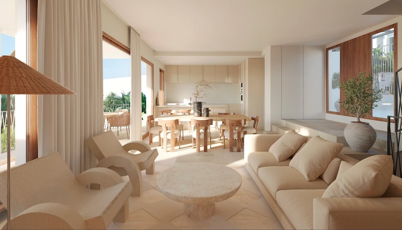 Lichtdurchflutetes Wohnzimmer mit beigen Sofas, Steintisch und Holz-Essbereich mit Zugang zur Terrasse.