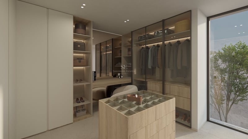 Ein minimalistischer begehbarer Kleiderschrank mit Holz- und Glasschränken, einer Mittelinsel und Tageslicht.