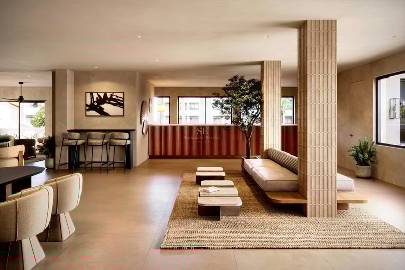 Hall de luxe moderne avec colonnes cannelées, mobilier minimaliste et palette de couleurs neutres.