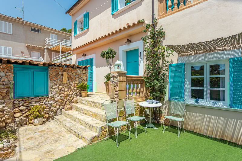 Exterior view of a modern house with a pool, garden, and extensive terraces. Minimalist architecture with high-quality finishes.