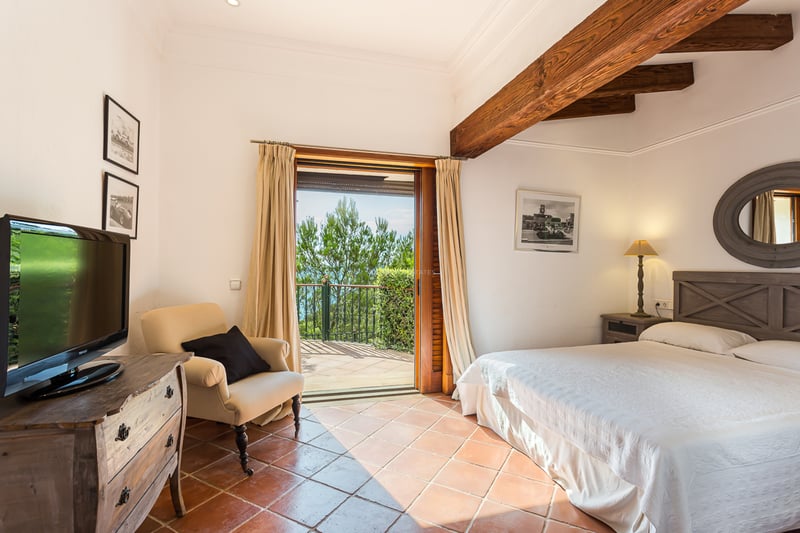 Vaste terrasse avec piscine à débordement. Design moderne, chaises longues élégantes, vues panoramiques et végétation luxuriante.