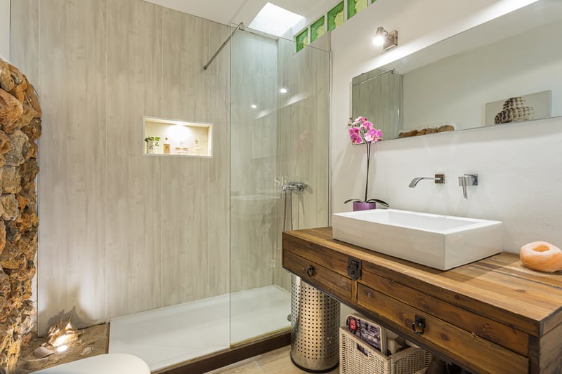 Spacious balcony with panoramic sea views. Modern and elegant furniture. Ideal for enjoying the outdoors and the views.