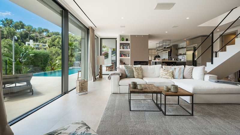 Extérieur luxueux avec piscine réfléchissante, architecture moderne et vastes espaces verts. Design sophistiqué et éclairage d'ambiance.