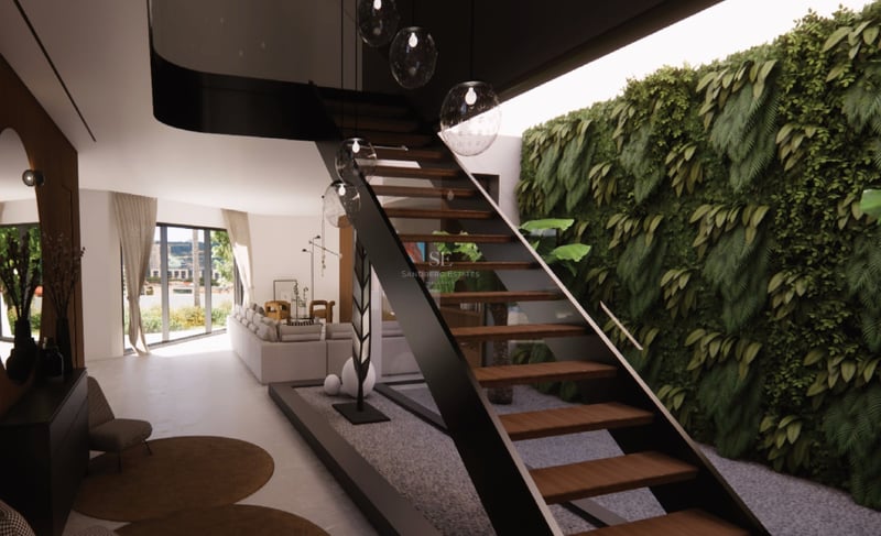 Intérieur moderne avec un escalier en métal noir et marches en bois à côté d'un mur végétal luxuriant.