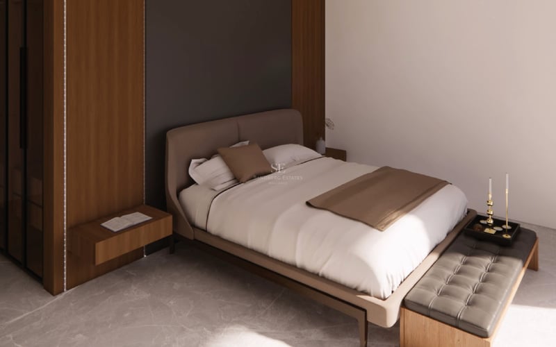 Chambre moderne avec lit rembourré, sol en marbre et boiseries en chêne avec éclairage intégré.