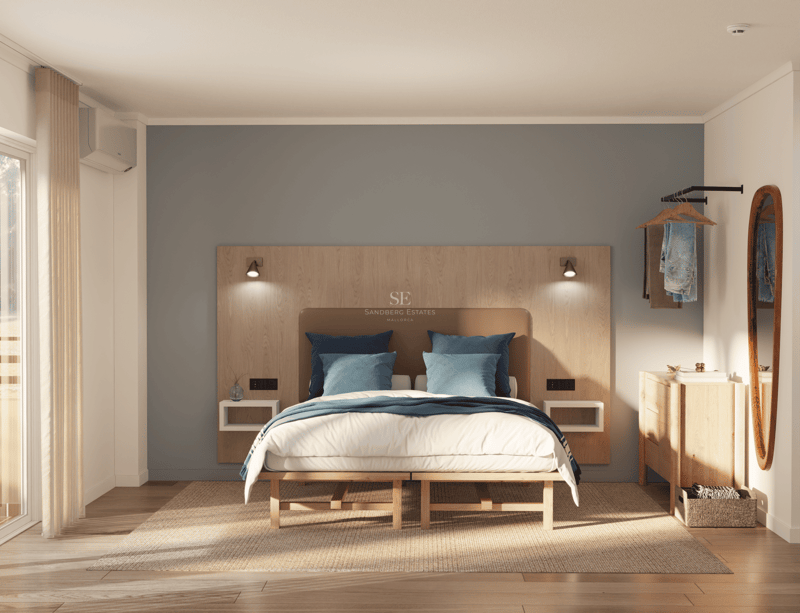Chambre minimaliste avec tête de lit en bois clair, lit aux textiles bleus et lumière naturelle douce.