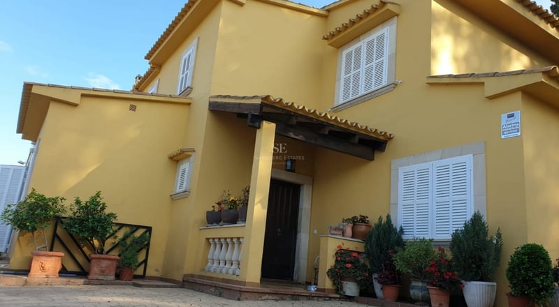 View of a modern villa with pool, spacious garden, and elegant architecture. Minimalist design and high-quality finishes.