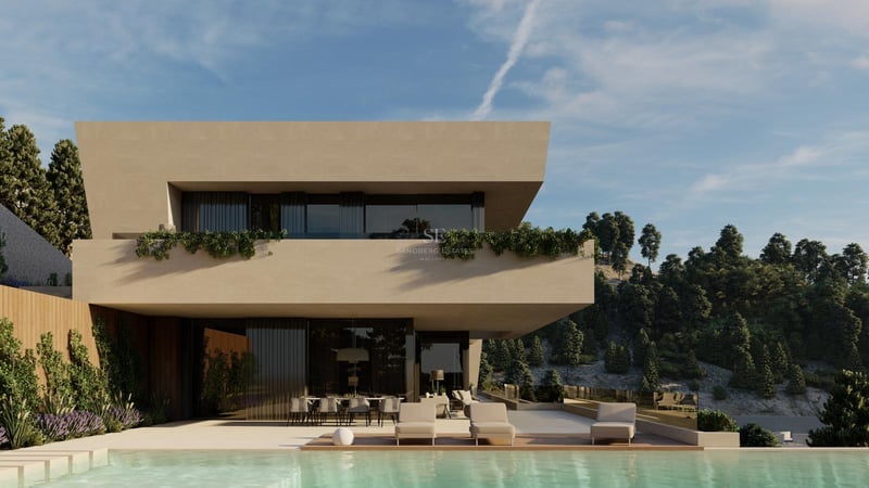 Villa moderne sur deux niveaux avec piscine, salon d'été et façade en pierre naturelle sur fond de colline boisée.