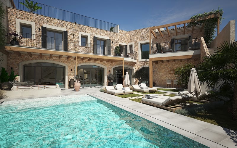 Extérieur de villa de luxe avec piscine turquoise, murs en pierre naturelle et chaises longues élégantes sous pergolas.