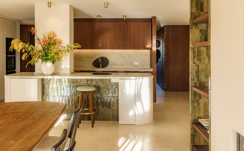 Moderne Küche mit Marmorinsel und grünen Fliesen, Holzhocker und Schränken aus Walnussholz.