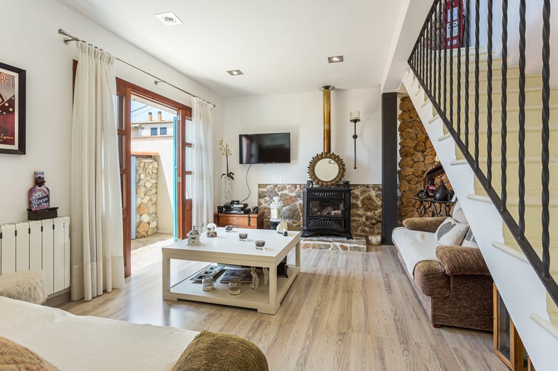 Exterior view of a modern villa with an infinity pool. Features minimalist architecture, expansive terraces, and lush gardens. Sleek, sophisticated design.