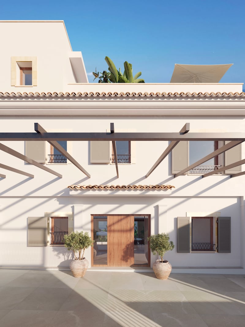 Weiße mediterrane Villenfassade mit Holzpergola, Terrakotta-Dachziegeln und dekorativen Pflanzen am Eingang.