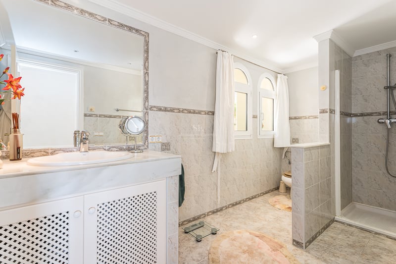 Exterior view of a luxurious modern house with pool, garden, and large windows. Minimalist architecture, high-quality finishes.