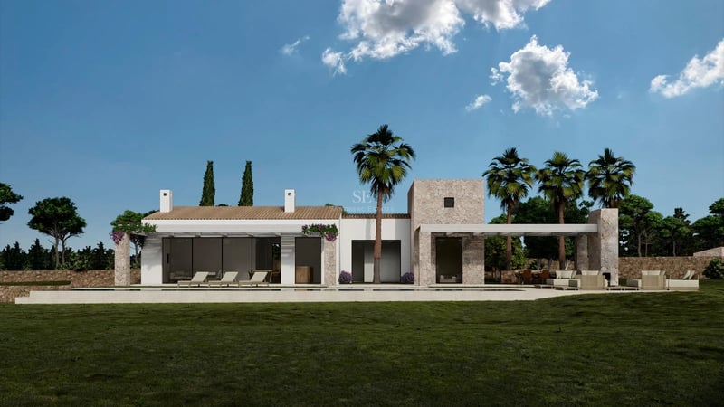 Villa de luxe blanche et en pierre avec piscine, palmiers et pelouse verte sous un ciel bleu clair.