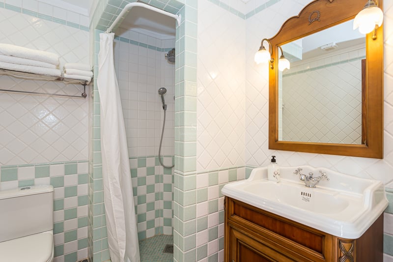 Grand salon avec baies vitrées, vue panoramique sur la mer, parquet clair et mobilier moderne. Lumière naturelle abondante.