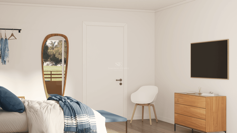 Chambre minimaliste avec miroir en bois, murs blancs, meubles en chêne et couvre-lit bleu.