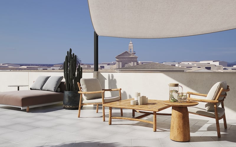 Terrasse moderne avec fauteuils en teck, voile d'ombrage et vue sur un clocher d'église historique.